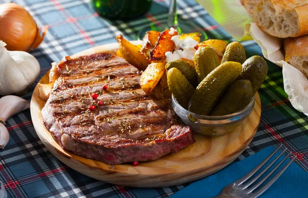 Kořeněný Středně Vzácný Pečený Telecí Steak Smaženými Bramborovými Klíny Omáčkou — Stock fotografie