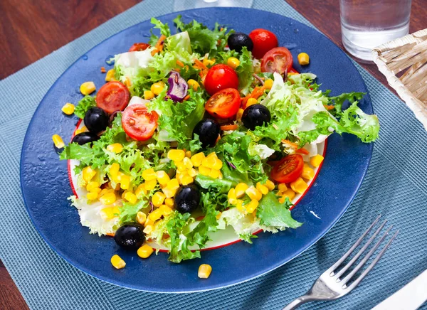 Heller Gemüsesalat Mit Einer Mischung Aus Salaten Karotten Kirschtomaten Mais — Stockfoto