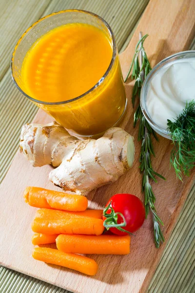 Imagem Suco Cenoura Fresca Saudável Com Gengibre Servido Mesa Madeira — Fotografia de Stock