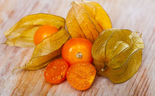 Cape Gooseberry Physalis Pada Latar Belakang Kayu Tidak Ada — Stok Foto