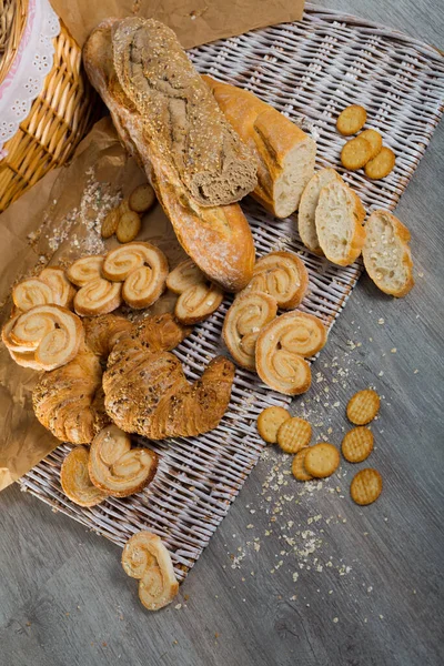 Bovenaanzicht Van Diverse Verse Bakkerijproducten Rotan Mat Houten Tafel — Stockfoto