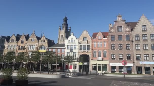 ベルギーのロエゼレ 2022年8月5日 夏の日にベルギーのロエゼレの市場広場 グロート市場に伝統的な古代の建物 — ストック動画