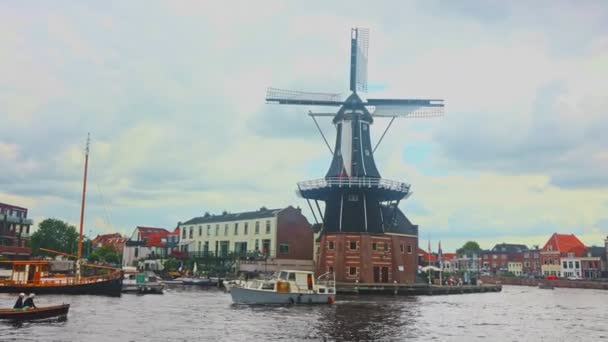 Haarlem Netherlands August 2022 Средневековая Ветряная Мельница Адриаана Харлеме Нидерланды — стоковое видео