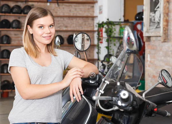 Portrait Jeune Femme Qui Sourit Debout Dans Magasin Moto — Photo