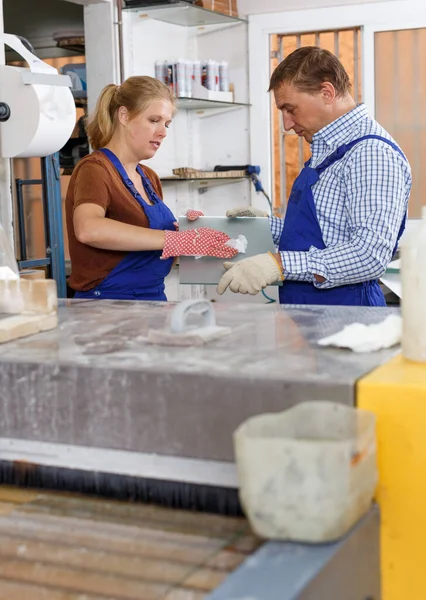 Erfahrener Glasermeister Mit Assistentin Bei Der Arbeit Stationärer Glaswaschmaschine Der — Stockfoto