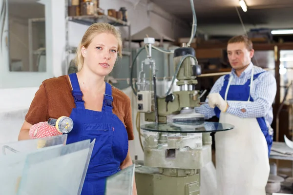 Erfarna Unga Arbetskvinna Som Arbetar Med Glas Industriell Verkstad — Stockfoto