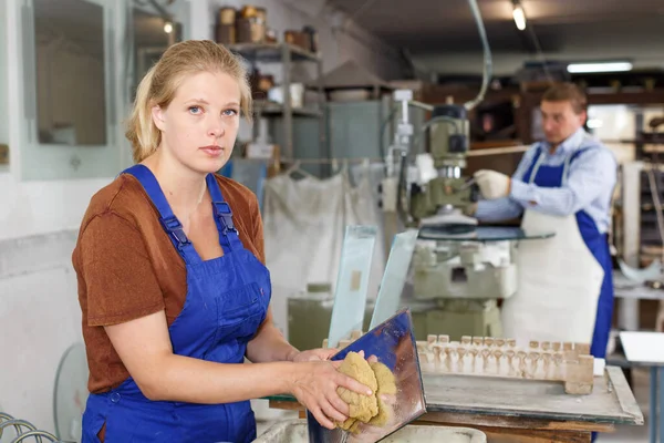 Junge Attraktive Frau Arbeitet Glaswerkstatt Spült Glas Nach Dem Schneiden — Stockfoto
