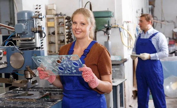 Vidro Feminino Confiante Trabalhando Com Vidro Máquina Perfuração Estacionária Sala — Fotografia de Stock