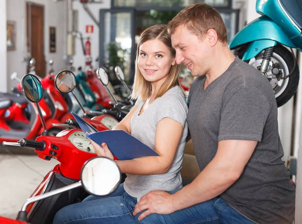 Paar Kauft Ein Und Sucht Sich Neues Motorrad Moto Store — Stockfoto
