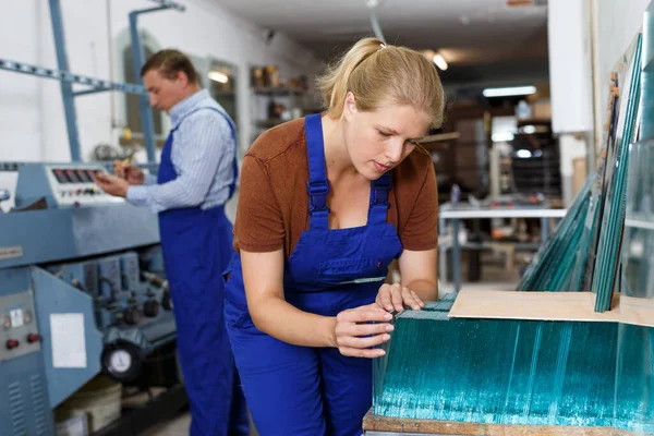 Jeune Ouvrière Expérimentée Travaillant Avec Verre Dans Atelier Industriel — Photo