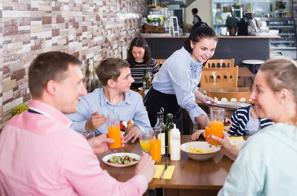 Beleefde Charmante Serveerster Serveert Gerechten Aan Familie Cafe — Stockfoto