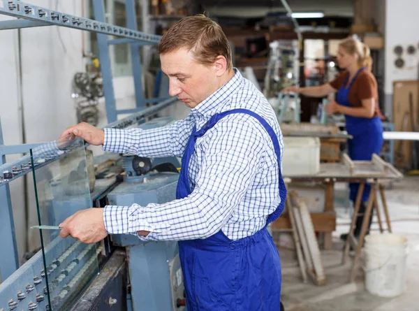 Självsäker Man Blå Overaller Som Arbetar Glasverkstad Mäter Glas Med — Stockfoto