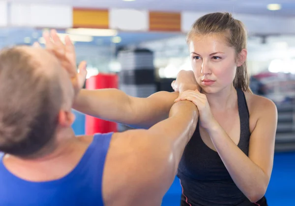 Glückliche Frau Kämpft Mit Trainerin Selbstverteidigungskurs Frau Sportverein — Stockfoto