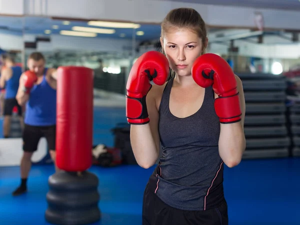 Porträtt Positiv Rysk Kvinna Som Tränar Box Gym — Stockfoto