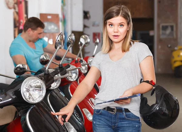 Volwassen Vrouw Kiest Voor Moderne Motobikes Moto Winkel — Stockfoto