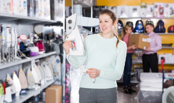 Gelukkig Vrouw Selecteren Nieuw Ijzer Huishoudelijke Apparaten Winkel — Stockfoto