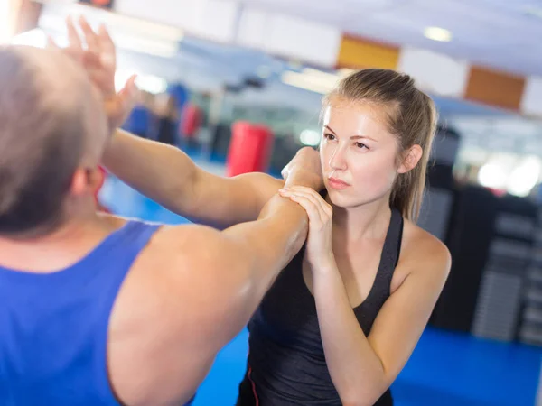 Atractiva Hembra Está Luchando Con Entrenador Curso Autodefensa Para Mujer —  Fotos de Stock
