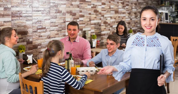 Gastliche Kellnerin Mit Speisekarte Lädt Café Ein — Stockfoto