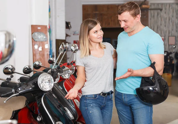 Ευτυχισμένος Άνθρωπος Και Κορίτσι Επιλέγει Σύγχρονα Motobikes Στο Κατάστημα Moto — Φωτογραφία Αρχείου