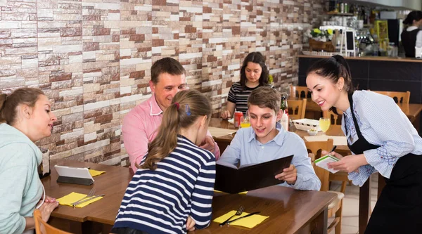 Glückliche Eltern Mit Kindern Bestellen Fröhliche Kellnerin Gemütlichem Café — Stockfoto