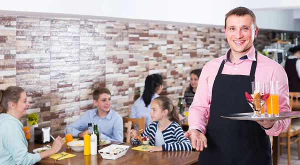 Pozytywny Kelner Serdecznie Witając Gości Przytulnej Kawiarni Rodzinnej — Zdjęcie stockowe