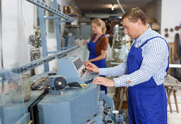 Zelfverzekerde Mannelijke Glazenmaker Werkt Glas Rechte Lijn Schuurmachine Werkkamer — Stockfoto