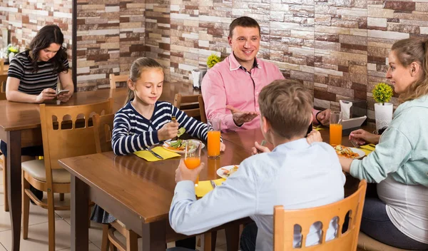 Neşeli Ebeveynler Çocuklar Rahat Bir Aile Kafesinde Yemek Yerken Sohbet — Stok fotoğraf