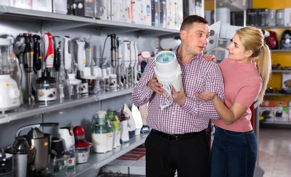 Smiling Family Couple Choosing Blender Domestic Appliances Section — Stock Photo, Image