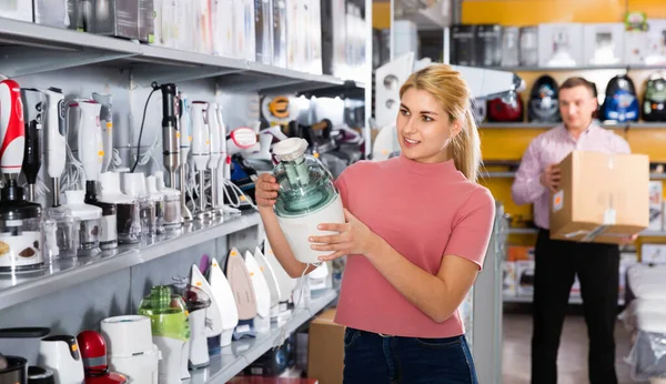 Jong Blij Vrolijk Positief Vrouwtje Het Kiezen Van Nieuwe Blender — Stockfoto