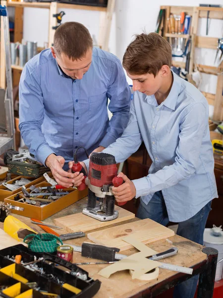 Glückliche Zweiköpfige Familie Arbeitet Werkstatt Mit Holzplanke — Stockfoto