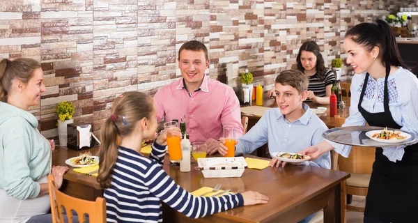 Serveuse Brune Amicale Servant Famille Joyeuse Dans Café Familial Confortable — Photo