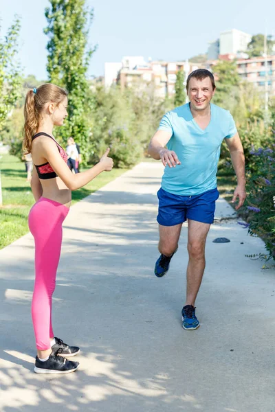 Hombre Atlético Sonriente Corriendo Durante Entrenamiento Con Hija Preadolescente Aire — Foto de Stock