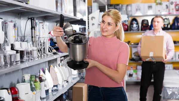 Jong Meisje Kiezen Nieuwe Moderne Sapcentrifuge Voor Keuken Meubelzaak — Stockfoto