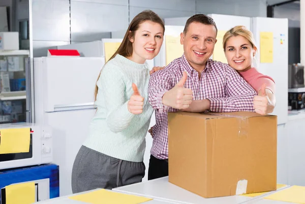 Família Três Pessoas Positivas Contentes Com Compras Empacotadas Loja Eletrodomésticos — Fotografia de Stock