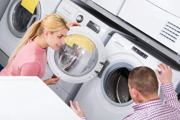 Family Couple Choosing Washing Machine Store Household Appliances — Stock Photo, Image