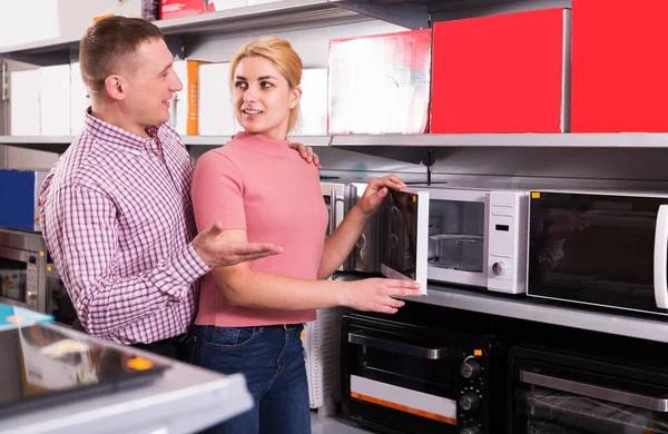 Positive Adult Family Looking New Modern Mini Oven Furniture Shop — Stock Photo, Image