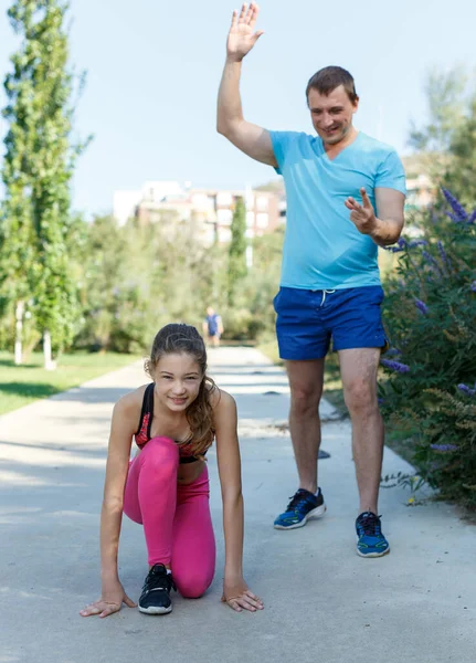 Ritratto Preadolescente Sportiva Pronta Iniziare Correre Mentre Allena Con Padre — Foto Stock