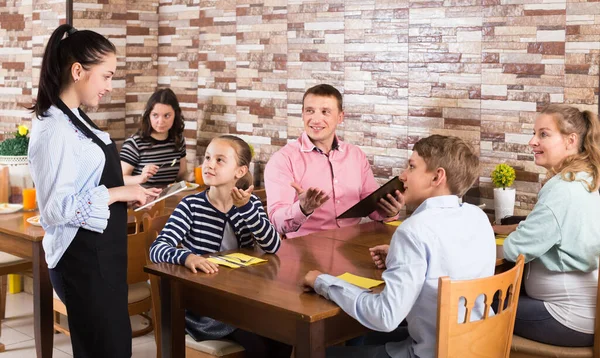 Zufriedene Kellnerin Hilft Besuchern Bei Menübestellung Café — Stockfoto