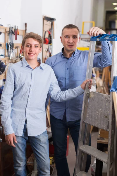 Portret Van Een Glimlachende Amerikaanse Knappe Man Jongen Met Ladder — Stockfoto