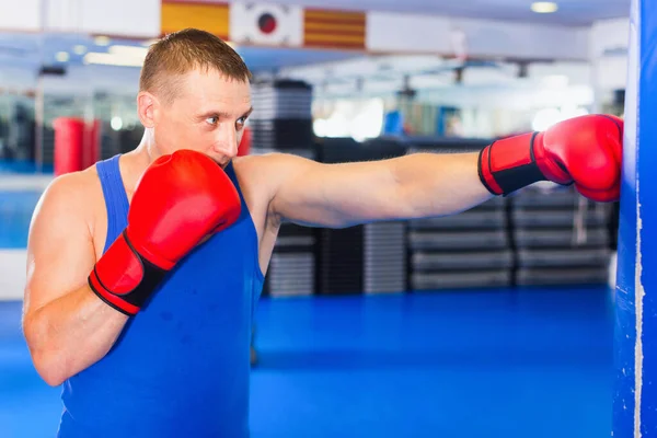 Spor Salonunda Antrenman Yapan Neşeli Pozitif Mutlu Bir Boksör — Stok fotoğraf