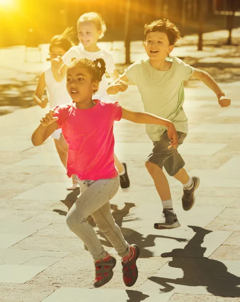 Niños Felices Corriendo Carrera Riendo Aire Libre Día Soleado —  Fotos de Stock