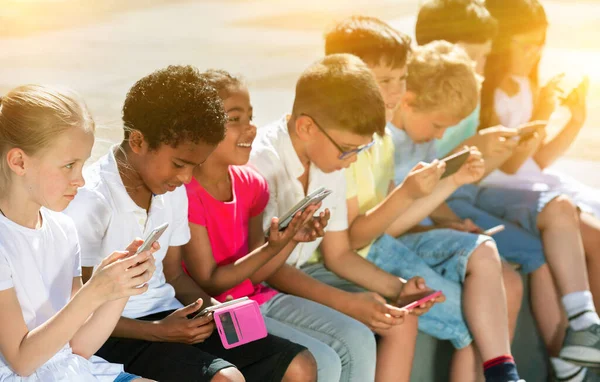 Group Smiling Children Sitting Urban Street Mobile Devices — Stock Photo, Image