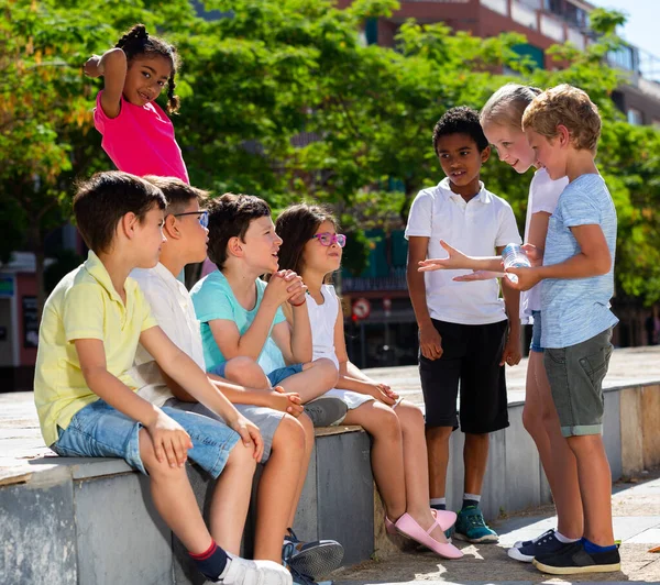 Oito Crianças Estão Falando Sobre Brincar Passeio Parque — Fotografia de Stock