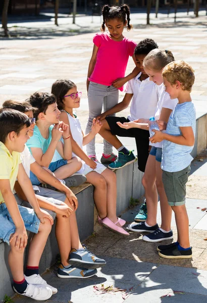 Compañía Niños Comunican Pie Ciudad — Foto de Stock