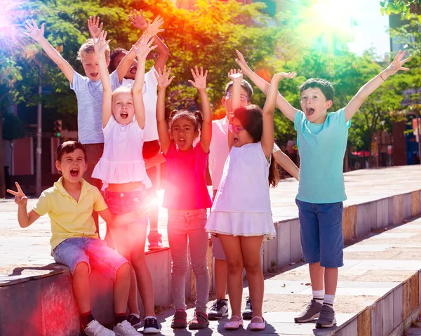 Grupa Pozytywnych Dzieci Trzymających Się Ręce Uśmiechających Się Razem Parku — Zdjęcie stockowe