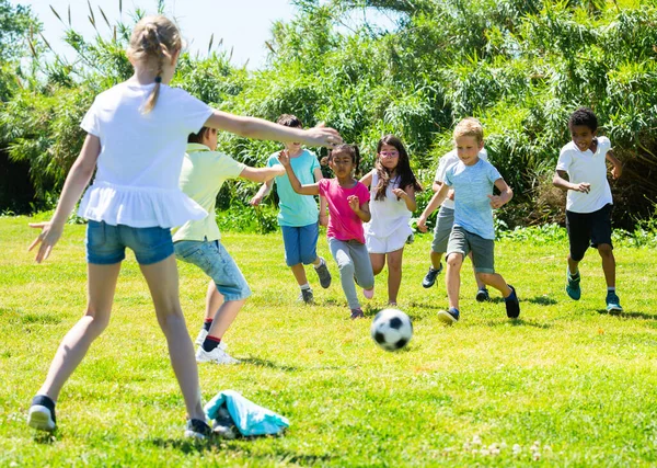 Compagnie Enfants Heureux Jouant Football Sur Aire Jeux Dans Parc — Photo