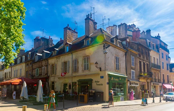 Dijon France August 2022 在阳光明媚的夏日 第戎传统狭窄街道的建筑 — 图库照片