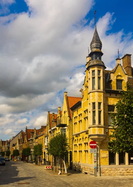 Diksmuide Belgien August 2022 Gepflegte Steinhäuser Entlang Der Sommerstraße Stadt — Stockfoto