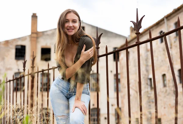 Outdoor Mode Schöne Junge Blonde Frau Posiert Der Nähe Von — Stockfoto