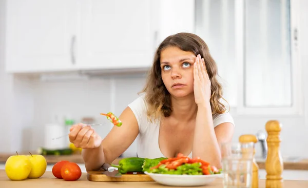 Ongelukkig Jonge Vrouw Kijkt Naar Vegetarische Salade Keuken Dieetproblemen — Stockfoto